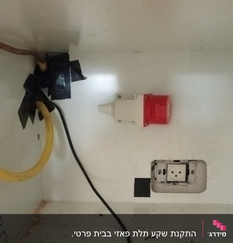 שקע חשמל, תקע וכבל חשמלי עם בידוד שחור